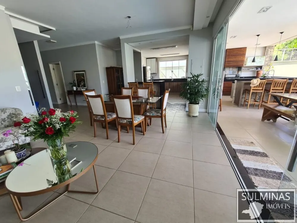 Foto 2 de Casa de 4 quartos (2 suítes) com piscina aquecida e energia solar, Pinheirinho