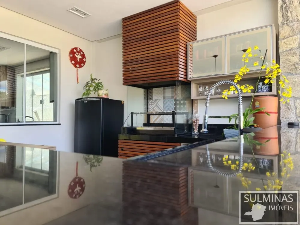 Foto 4 de Casa de 4 quartos (2 suítes) com piscina aquecida e energia solar, Pinheirinho