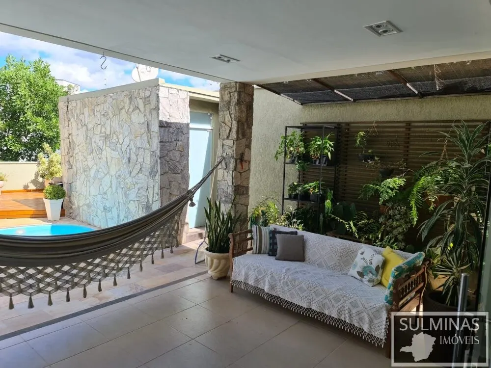 Foto 5 de Casa de 4 quartos (2 suítes) com piscina aquecida e energia solar, Pinheirinho