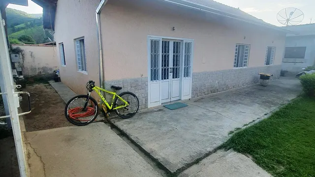 Foto 1 de Casa de 4 quartos (1 suíte) com quintal gramado, Cantagalo
