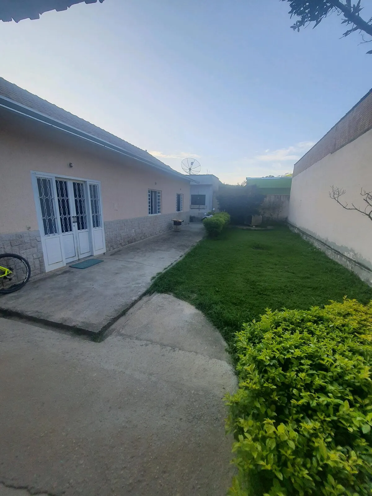 Foto 2 de Casa de 4 quartos (1 suíte) com quintal gramado, Cantagalo