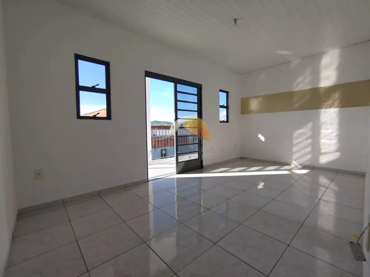 Foto 2 de Sobrado de 4 quartos com quintal gramado e garagem para alugar, Medicina