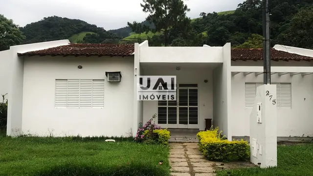 Foto 1 de Casa de 4 quartos (1 suíte) com lareira e edícula no Condomínio da Helibras, Santa Rosa