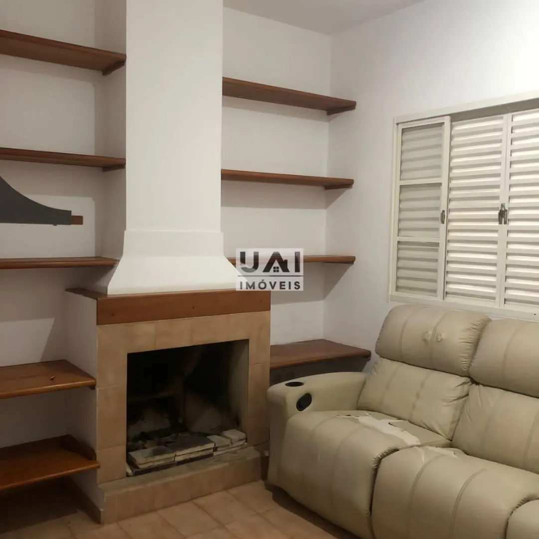 Foto 3 de Casa de 4 quartos (1 suíte) com lareira e edícula no Condomínio da Helibras, Santa Rosa