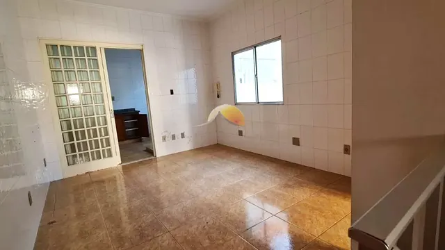 Casa de 4 quartos (2 suítes) com 2 cozinhas e garagem, Centro