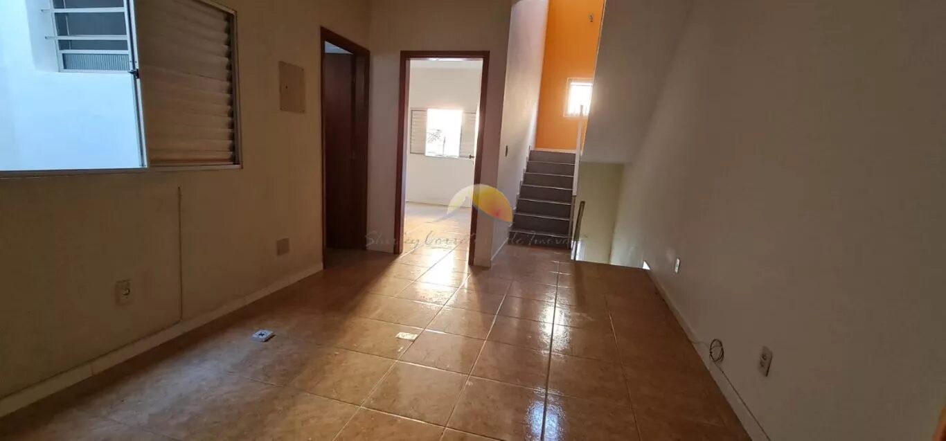 Foto 2 de Casa de 4 quartos (2 suítes) com 2 cozinhas e garagem, Centro