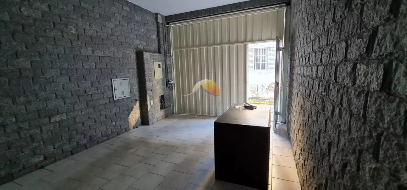 Foto 3 de Casa de 4 quartos (2 suítes) com 2 cozinhas e garagem, Centro