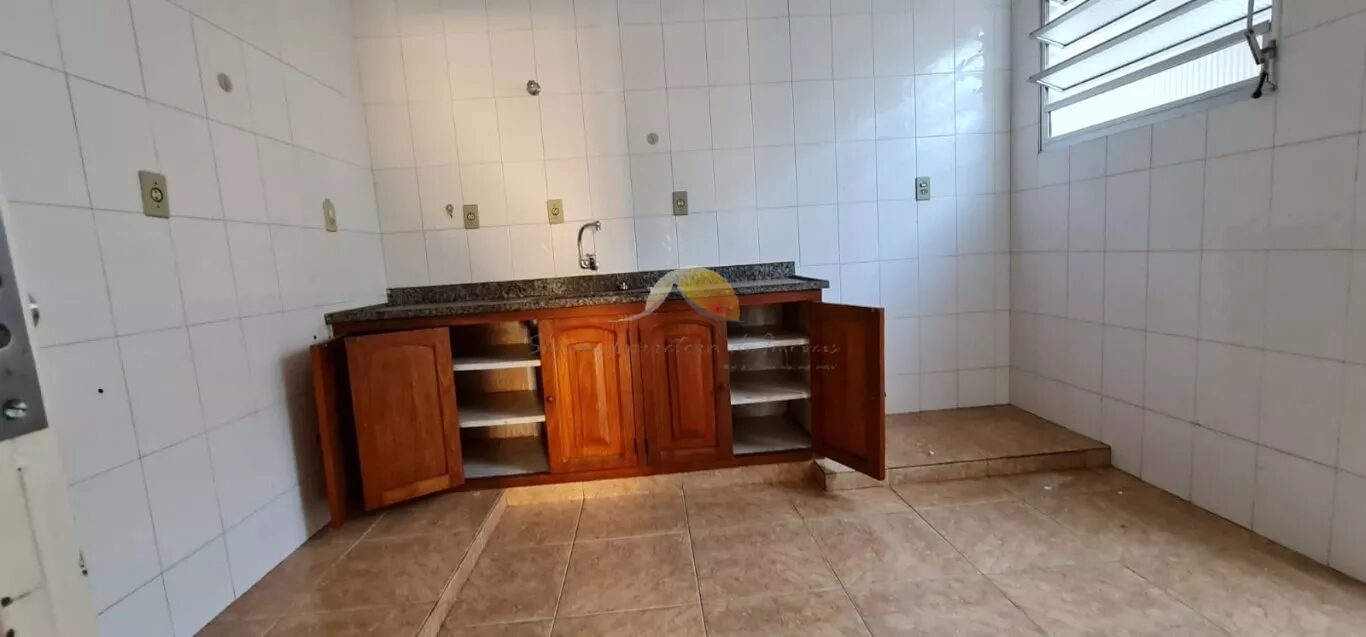Foto 4 de Casa de 4 quartos (2 suítes) com 2 cozinhas e garagem, Centro