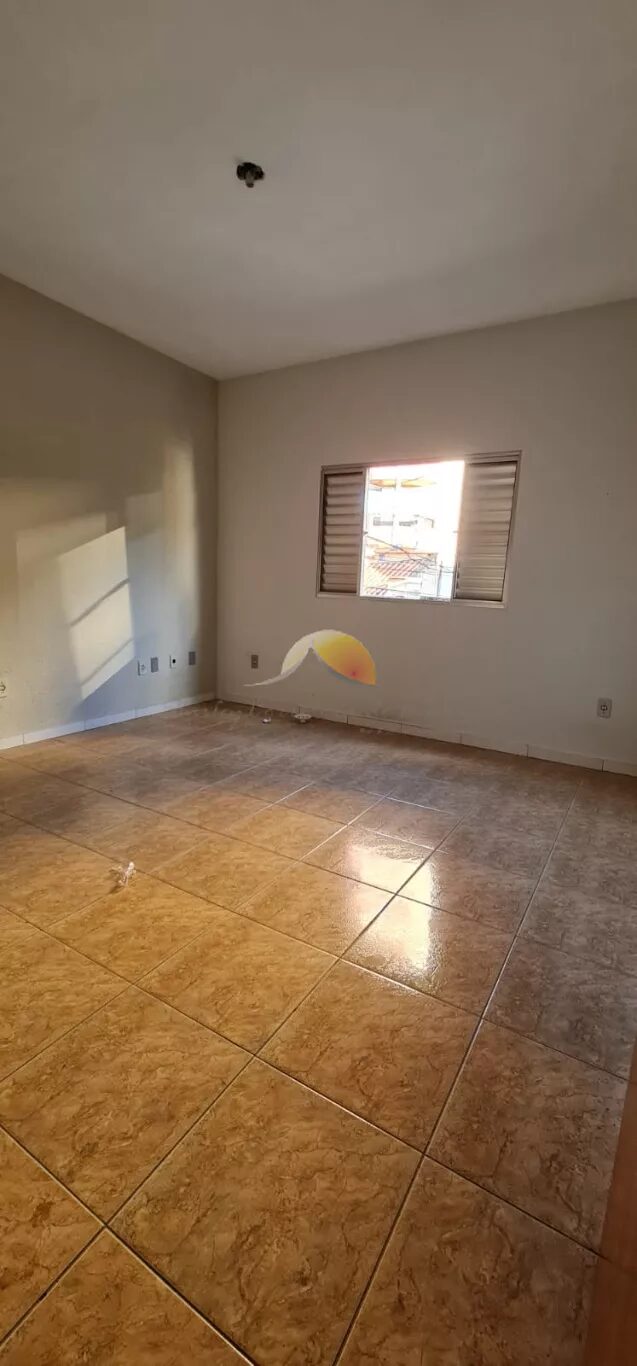 Foto 6 de Casa de 4 quartos (2 suítes) com 2 cozinhas e garagem, Centro