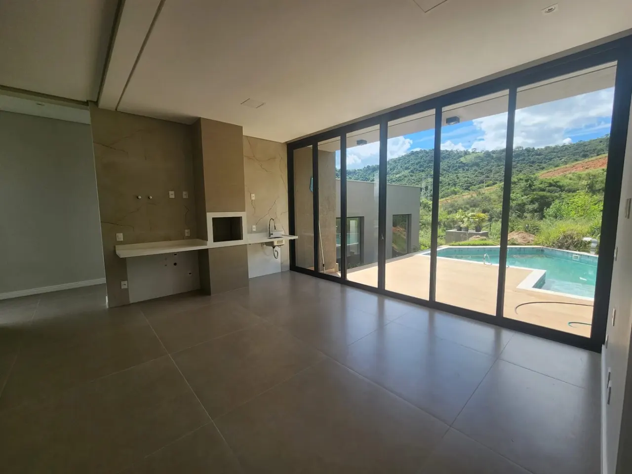 Foto 3 de Casa de alto padrão com 4 suítes e piscina em condomínio fechado, Condomínio Olhos D'Água