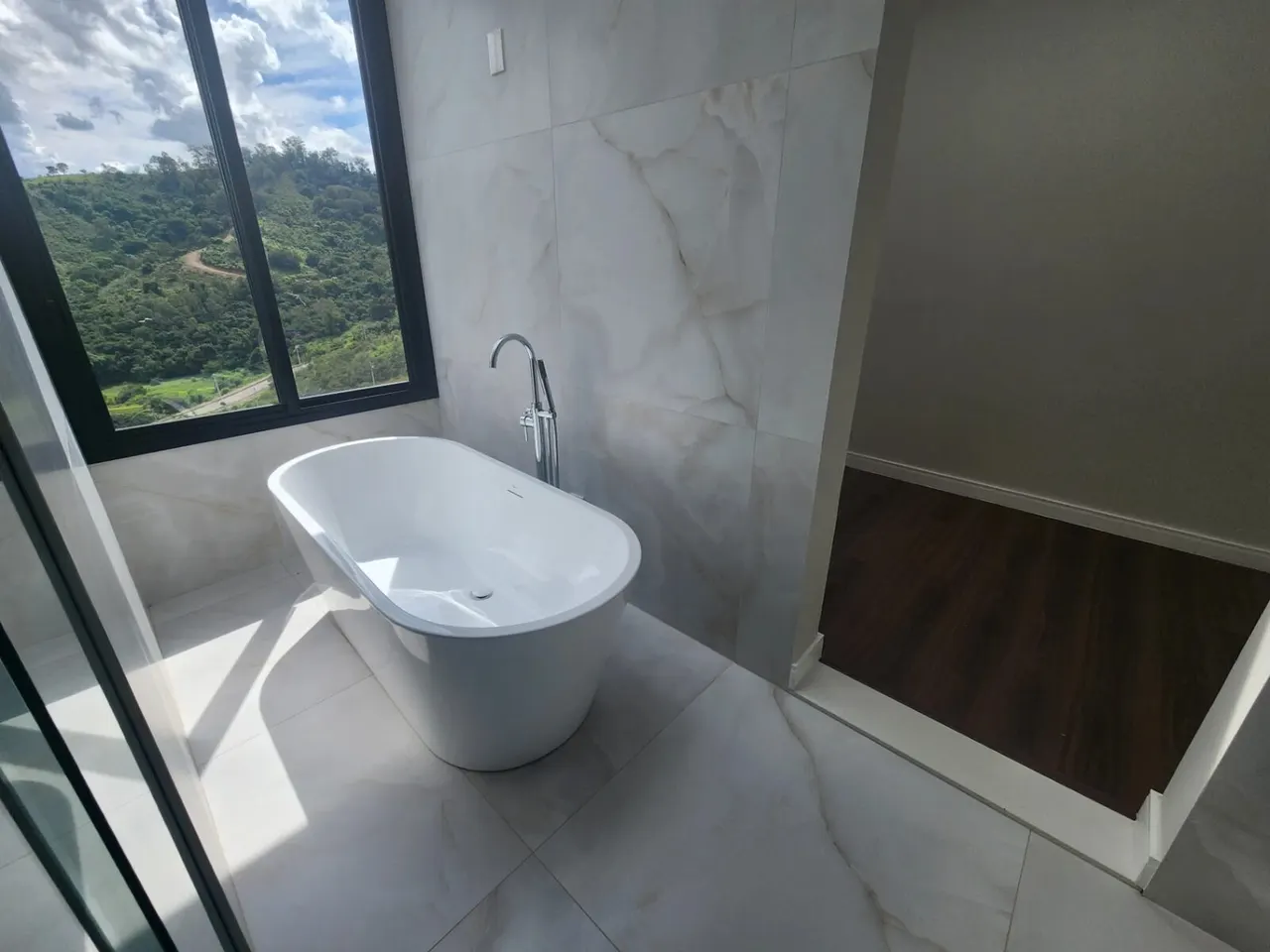Foto 6 de Casa de alto padrão com 4 suítes e piscina em condomínio fechado, Condomínio Olhos D'Água