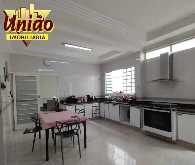 Foto 4 de Casa de alto padrão com 5 quartos (2 suítes) e área gourmet, Centro