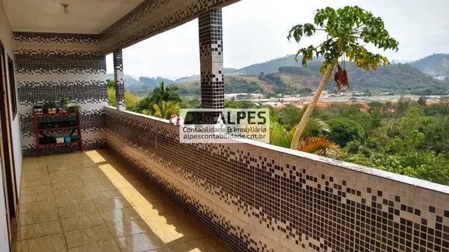 Foto 1 de Casa de 5 quartos com varanda, salão e pomar em frente ao Country Club, Nações