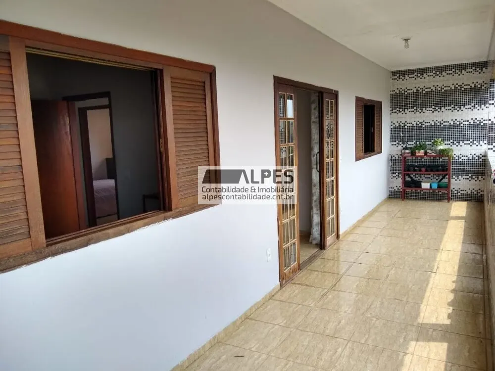Foto 3 de Casa de 5 quartos com varanda, salão e pomar em frente ao Country Club, Nações