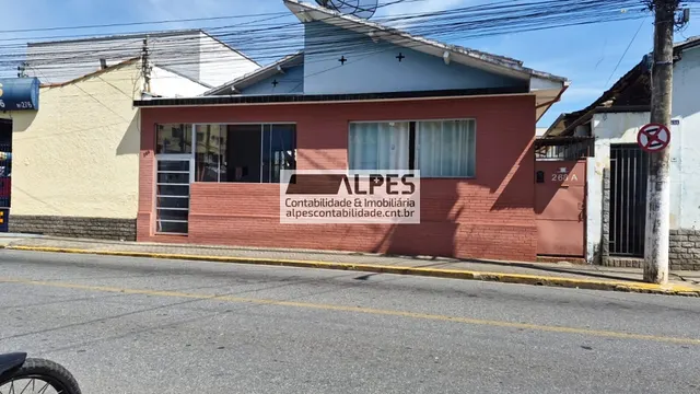 Casa de 5 quartos com apartamento de 3 quartos nos fundos e entrada por 2 ruas, São Vicente