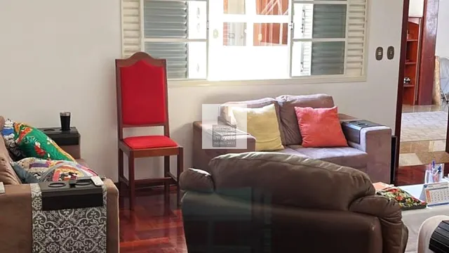 Casa de dois pavimentos com suíte com hidromassagem, salão de jogos e garagem para 4 carros, Medicina