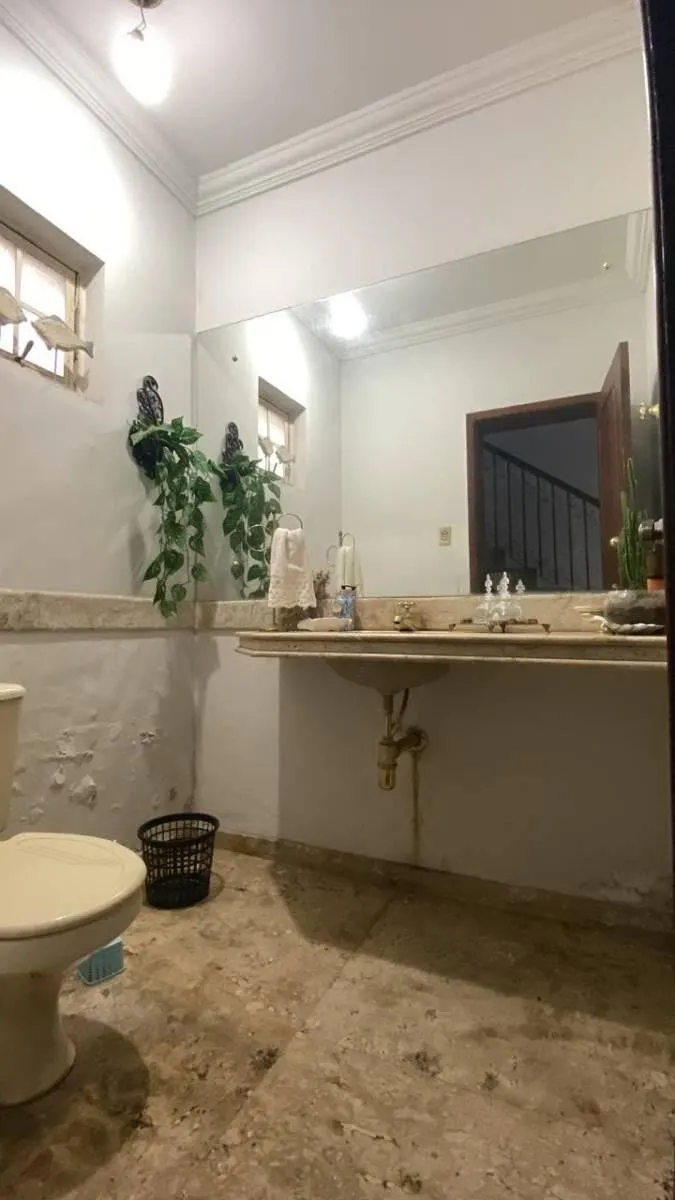 Foto 8 de Casa dos anos 90 com 6 quartos (2 suítes) e amplo espaço, São Vicente