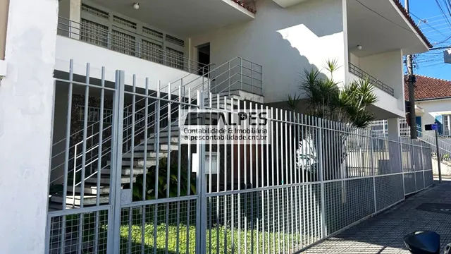 Foto 1 de Casa de 7 quartos (1 suíte) com salão de festas e 7 vagas, Morro Chic