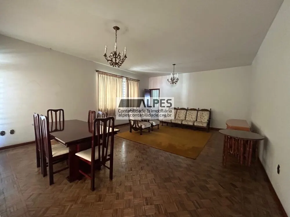 Foto 3 de Casa de 7 quartos (1 suíte) com salão de festas e 7 vagas, Morro Chic