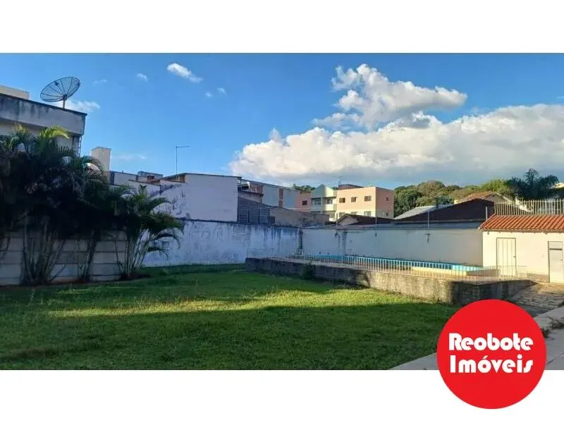 Foto 2 de Casa de 7 quartos (3 suítes) com piscina e quintal gramado, Centro