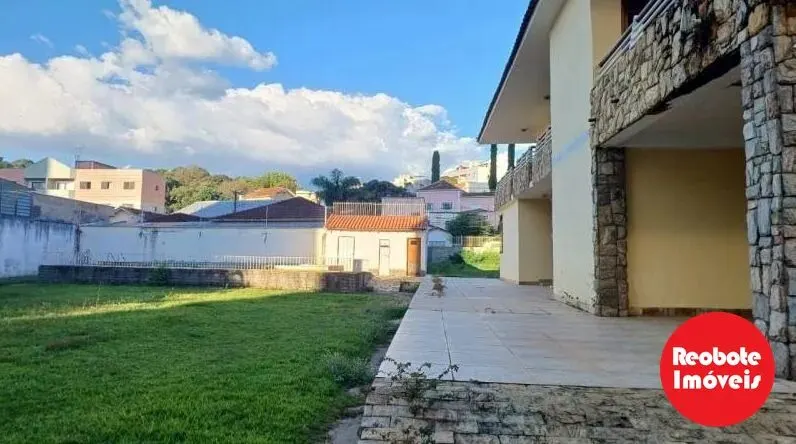 Foto 4 de Casa de 7 quartos (3 suítes) com piscina e quintal gramado, Centro