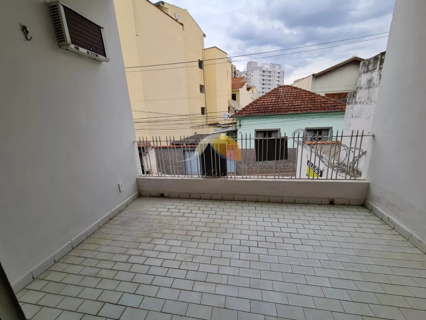 Foto 2 de Casa de 8 quartos (4 suítes) com varanda, quintal e garagem, Centro