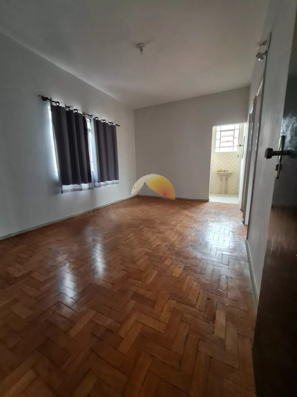 Foto 3 de Casa de 8 quartos (4 suítes) com varanda, quintal e garagem, Centro