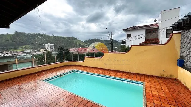 Casa de alto padrão com 2 suítes, piscina e área gourmet, Pinheirinho