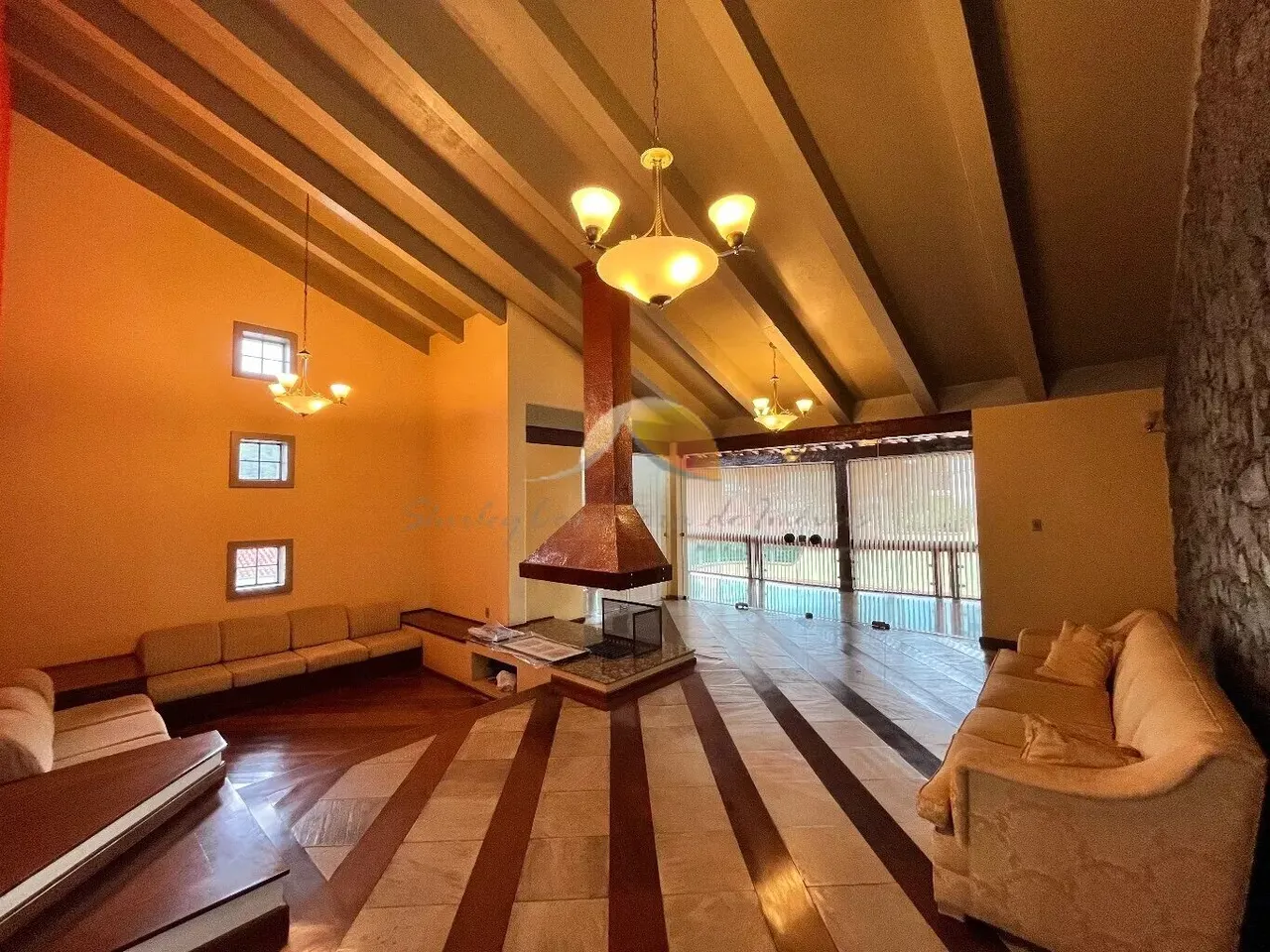 Foto 2 de Casa de alto padrão com 2 suítes, piscina e área gourmet, Pinheirinho