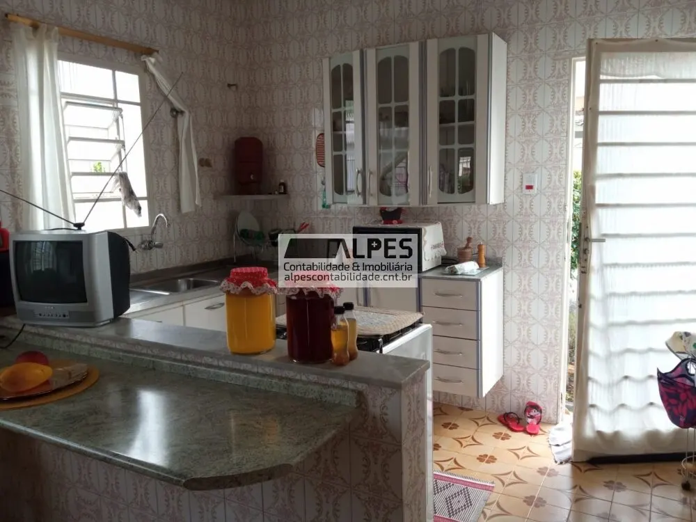 Foto 3 de Casa de esquina com 3 quartos (1 suíte) e jardim, Medicina