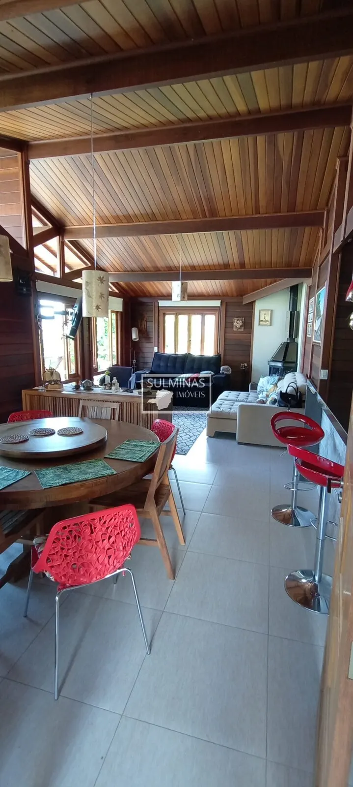 Foto 2 de Casa estilo chalé de 2 quartos (1 suíte) com hidromassagem e churrasqueira, Pinheirinho