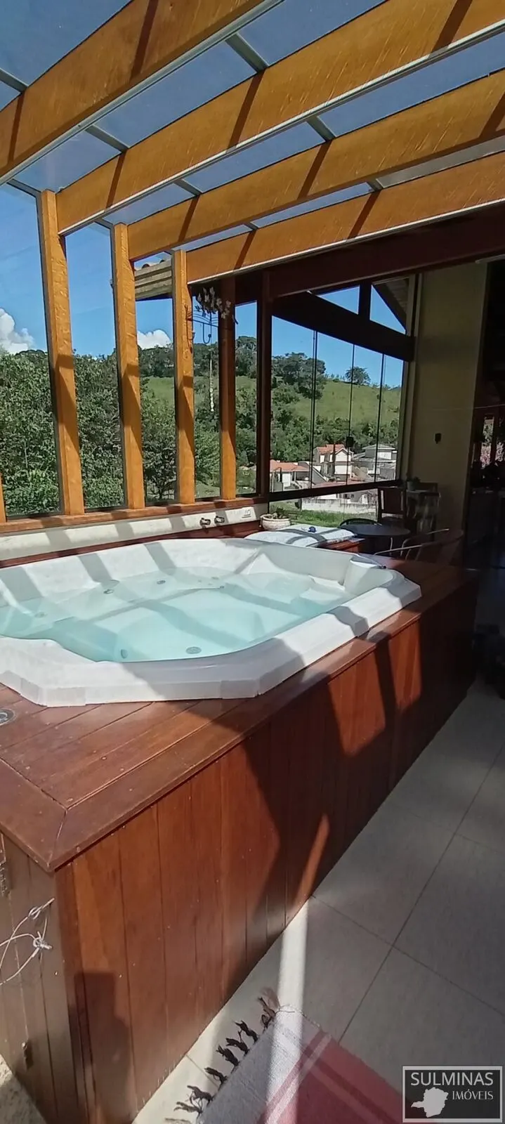 Foto 3 de Casa estilo chalé de 2 quartos (1 suíte) com hidromassagem e churrasqueira, Pinheirinho