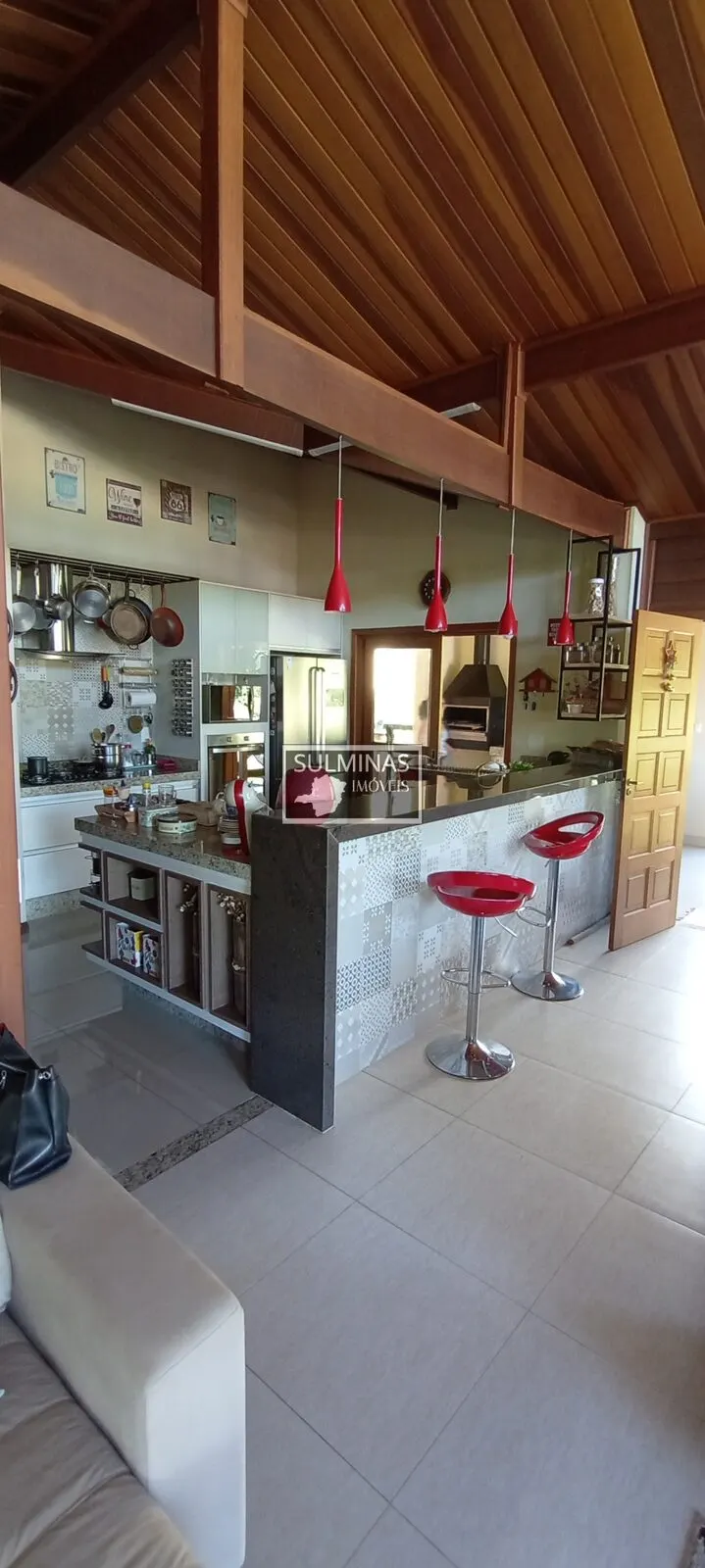 Foto 6 de Casa estilo chalé de 2 quartos (1 suíte) com hidromassagem e churrasqueira, Pinheirinho