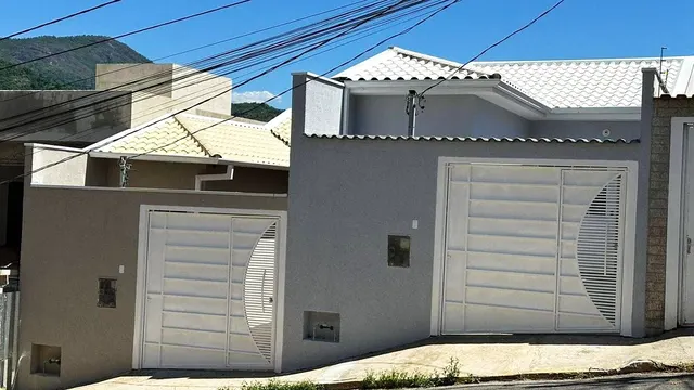 Casa de 2 quartos (1 suíte) com garagem e quintal, Medicina