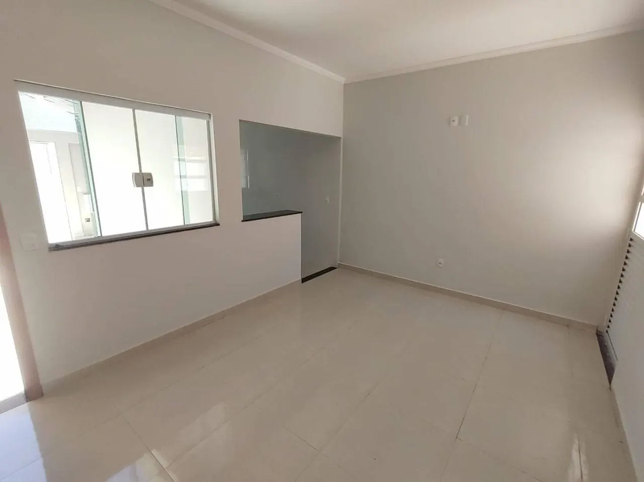 Foto 3 de Casa de 2 quartos (1 suíte) com garagem e quintal, Medicina