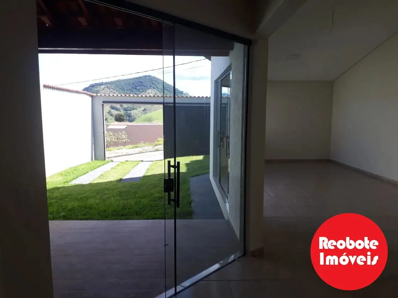 Foto 3 de Casa térrea de 2 suítes com cozinha americana e 4 vagas, Colina Verde