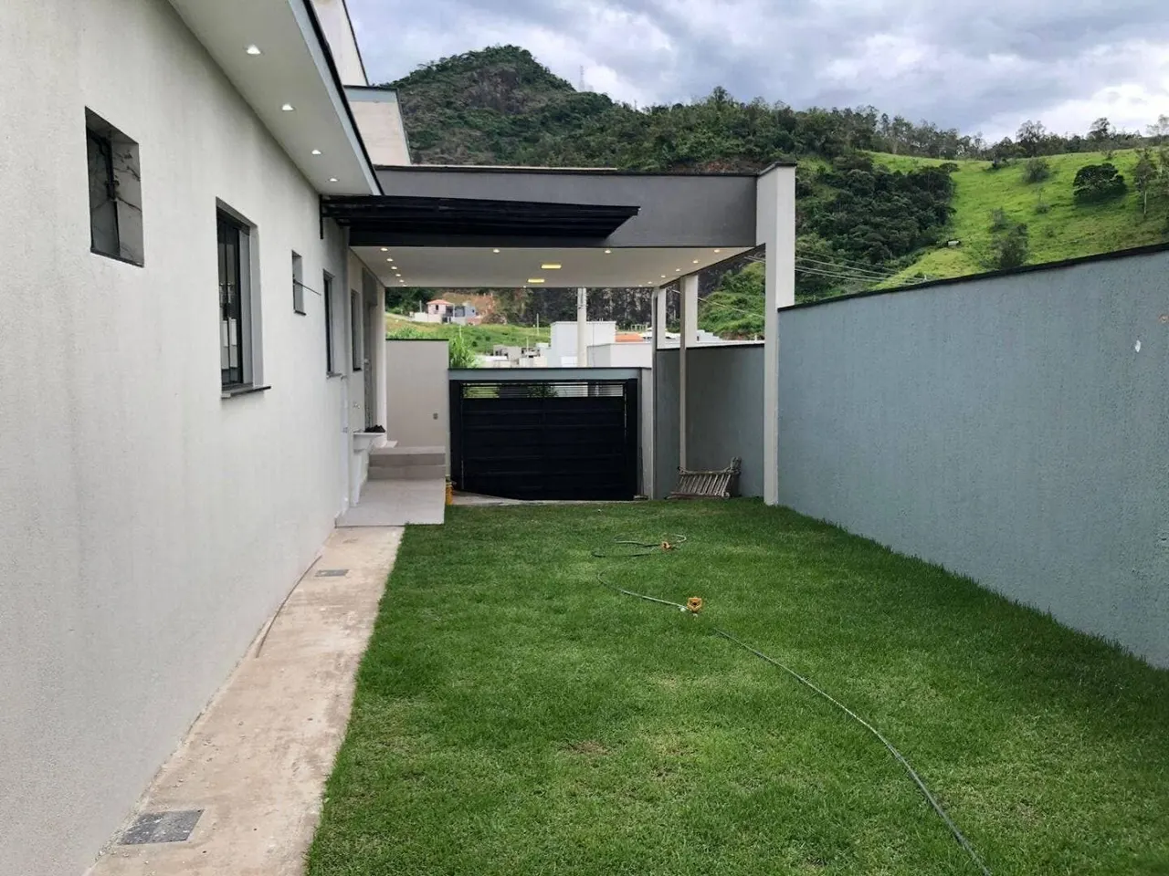 Foto 2 de Casa de 3 quartos (1 suíte) com quintal gramado e garagem coberta, Vale das Hortênsias