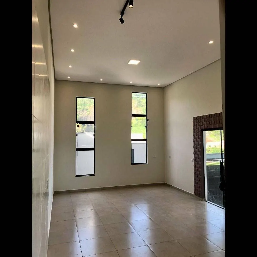 Foto 4 de Casa de 3 quartos (1 suíte) com quintal gramado e garagem coberta, Vale das Hortênsias