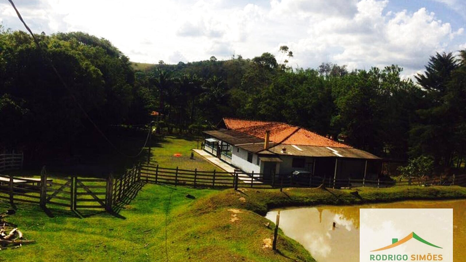 Chácara de 9.280 m² com casa e salão de festas em Anhumas
