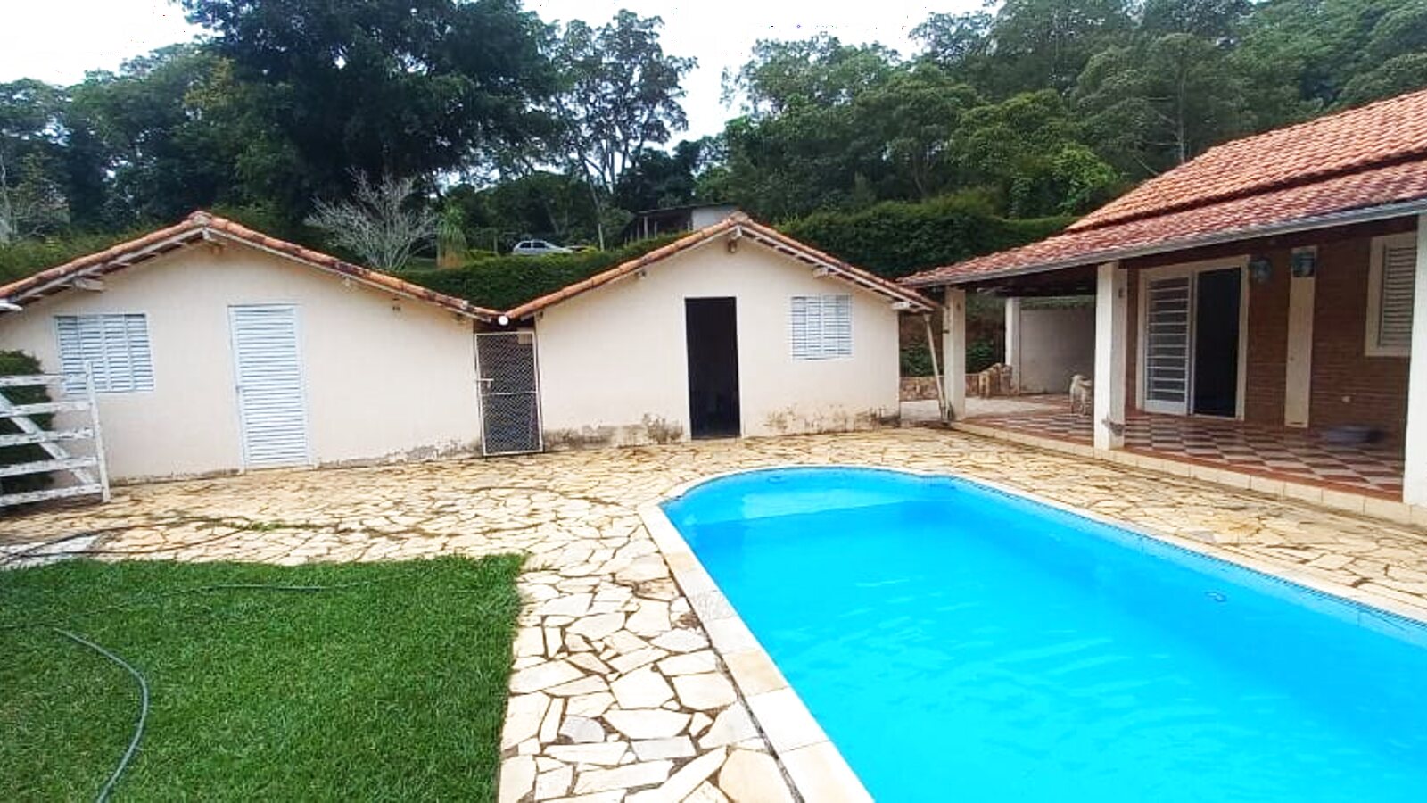 Chácara com piscina e dois chalés em Figueiras