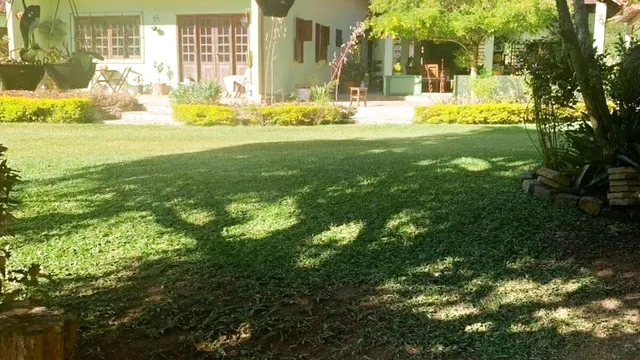 Chácara com casa estilo chalé de 4 quartos (2 suítes), piscina e lago, Pedra Preta