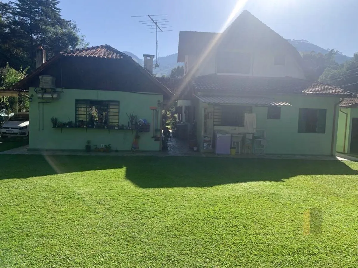 Foto 2 de Chácara com casa estilo chalé de 4 quartos (2 suítes), piscina e lago, Pedra Preta