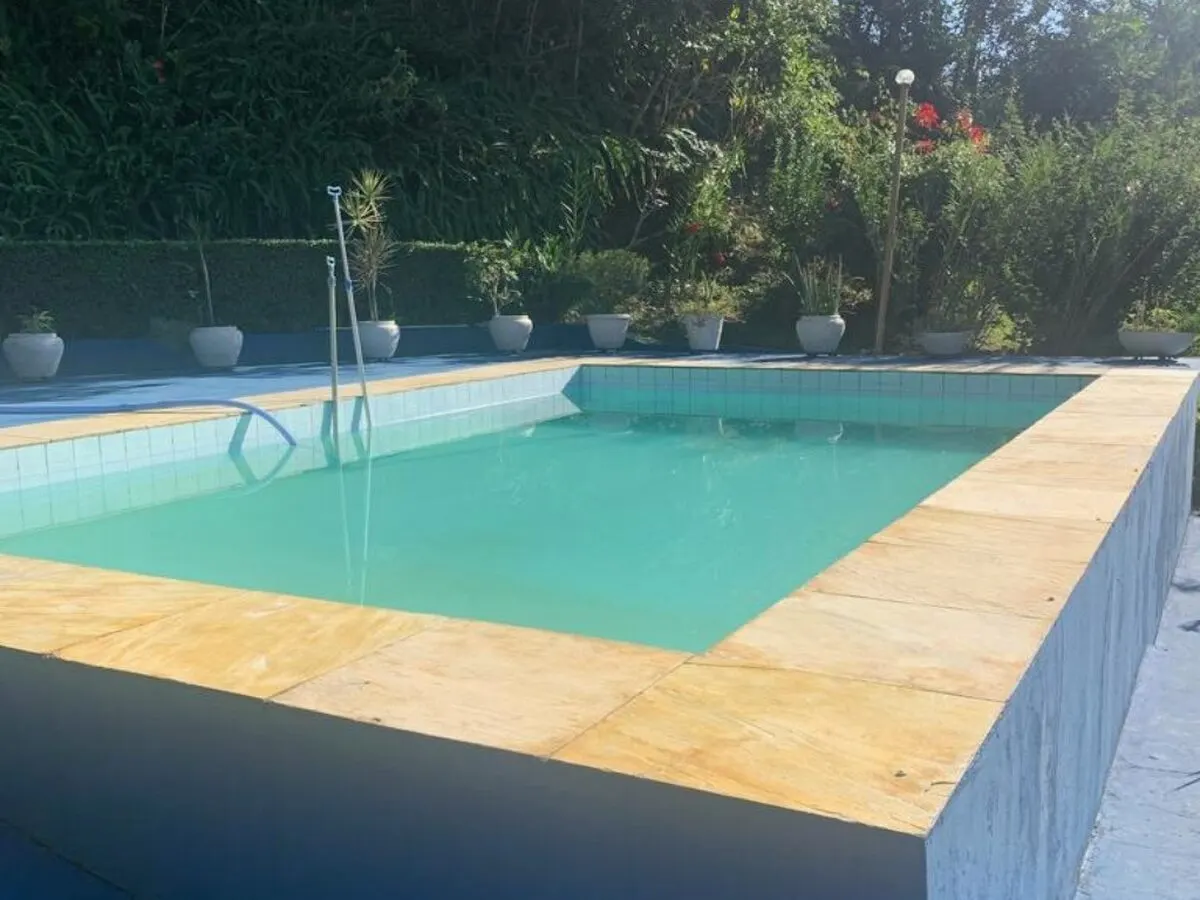 Foto 3 de Chácara com casa estilo chalé de 4 quartos (2 suítes), piscina e lago, Pedra Preta