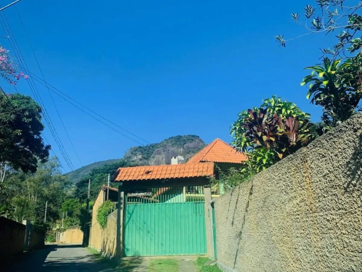 Foto 5 de Chácara com casa estilo chalé de 4 quartos (2 suítes), piscina e lago, Pedra Preta