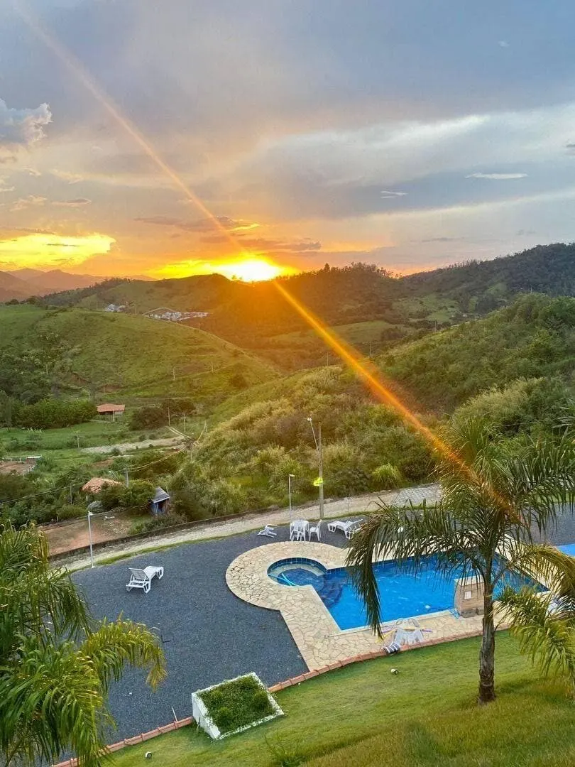 Foto 2 de Chácara de 3 quartos com piscina e energia solar, porteira fechada, Pinheirinho