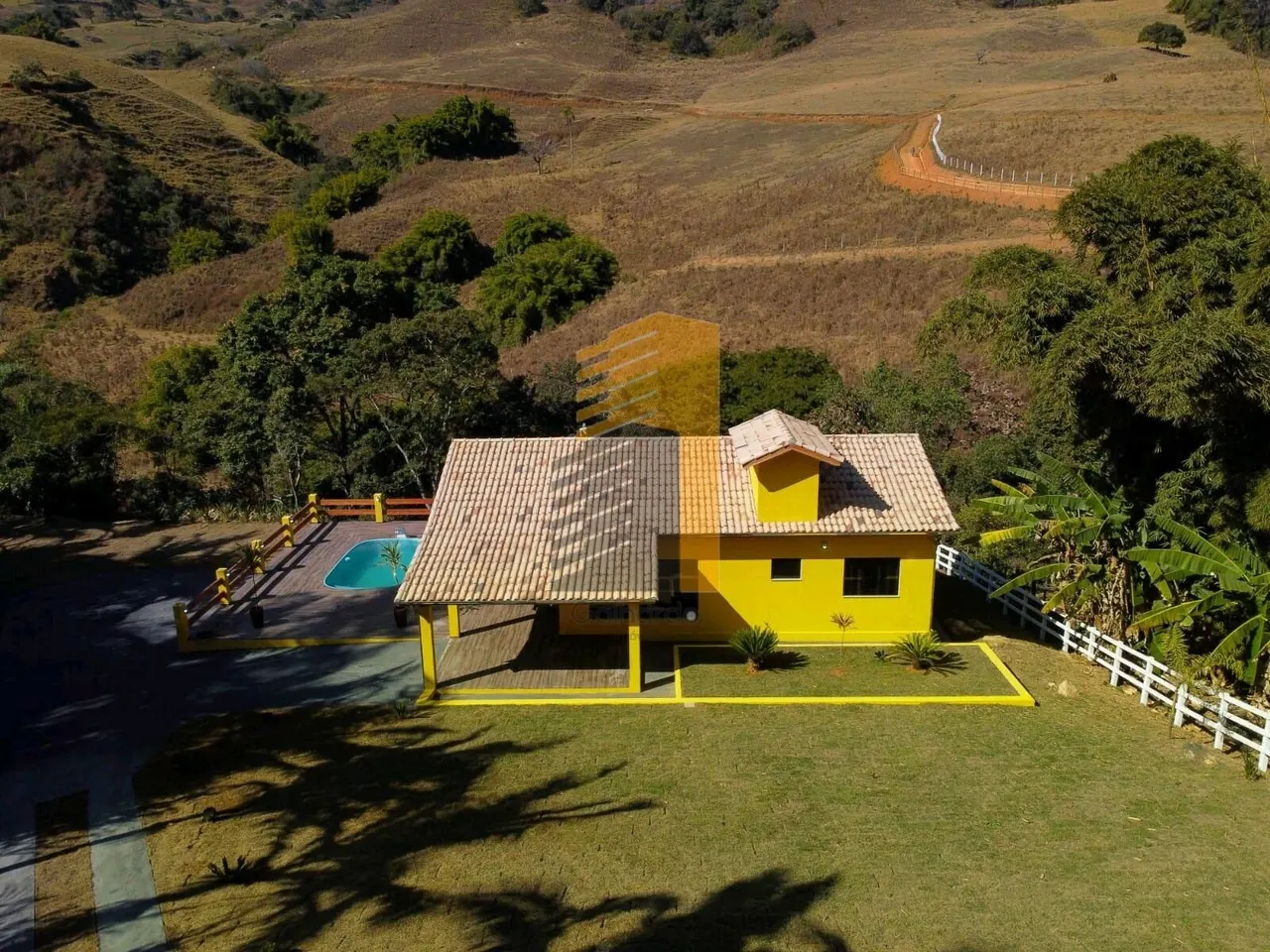 Foto 3 de Chácara em condomínio com casa de 3 quartos (1 suíte), piscina e deque, Área Rural de Itajubá