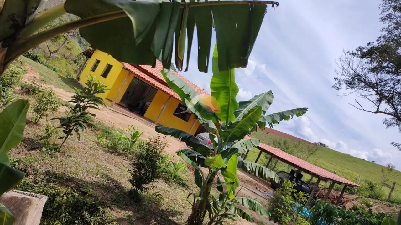 Foto 2 de Chácara de 4.000 m² com casa de 3 quartos, tanques de peixe e pomar, Água Limpa