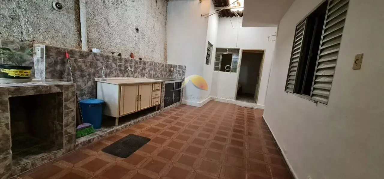 Foto 3 de Imóvel com casa da frente e casa dos fundos, 3 quartos cada e garagem para 4 carros, Estiva
