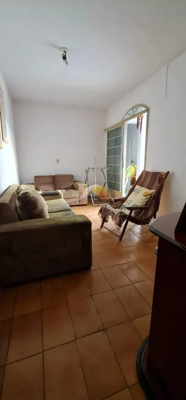 Foto 4 de Imóvel com casa da frente e casa dos fundos, 3 quartos cada e garagem para 4 carros, Estiva