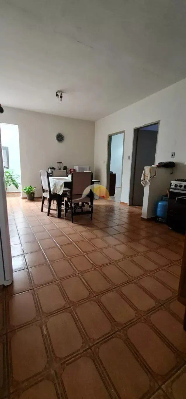 Foto 8 de Imóvel com casa da frente e casa dos fundos, 3 quartos cada e garagem para 4 carros, Estiva